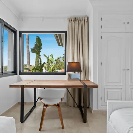 Stunning Modern And Contemporary In El Paraiso, Villa